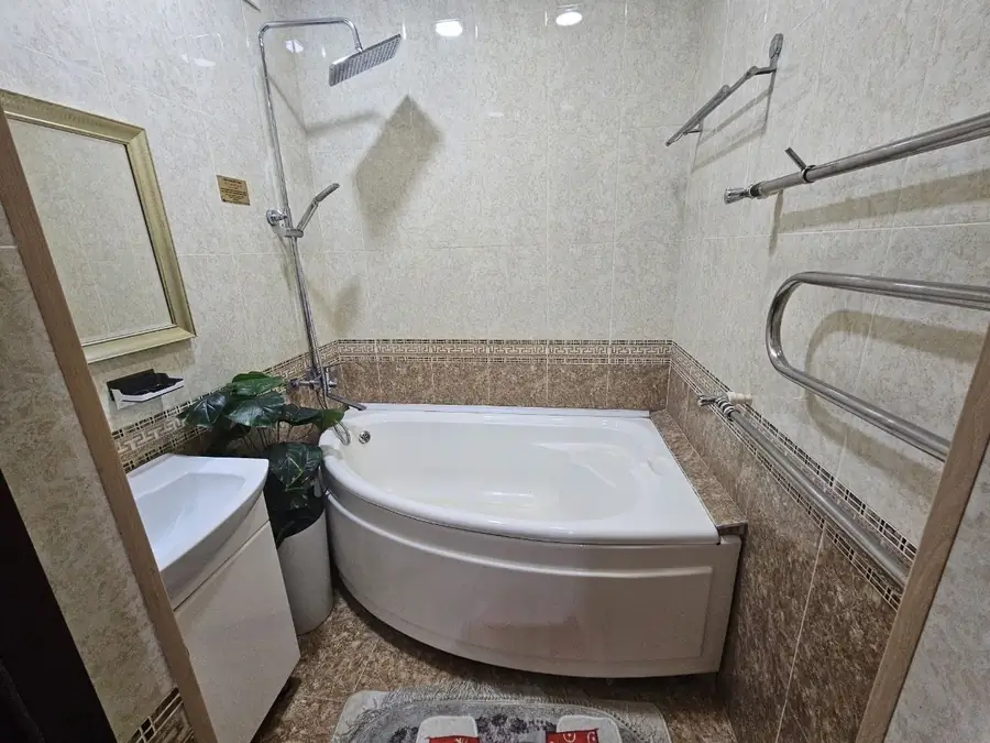 Сдается 4-комнатная квартира − 100 м²