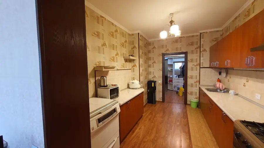 4 xonali kvartira sotiladi − 100 m²