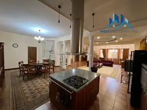 Сдается 2-этажный дом − 300 м²