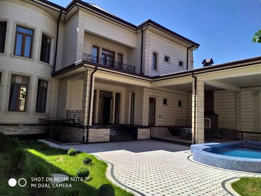 Сдается 2-этажный дом − 450 м²