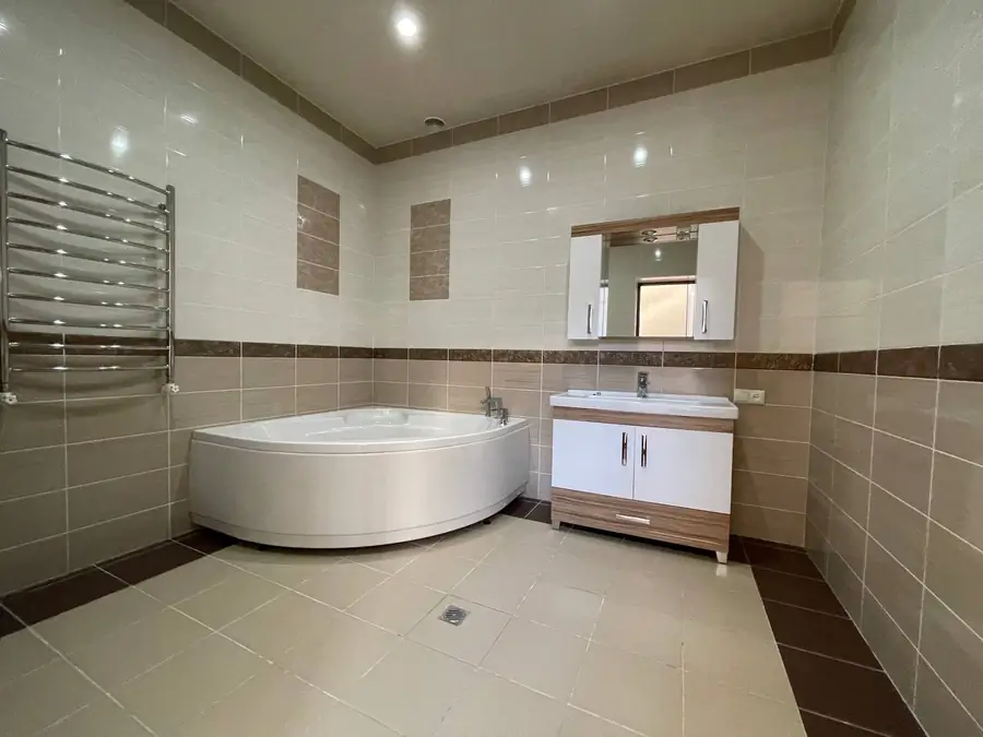 3 qavatli uy sotiladi − 400 m²