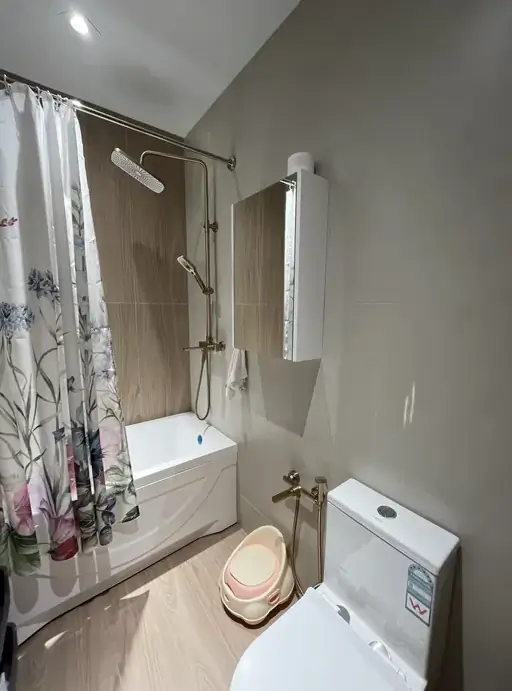 4 xonali kvartira sotiladi − 130 m²