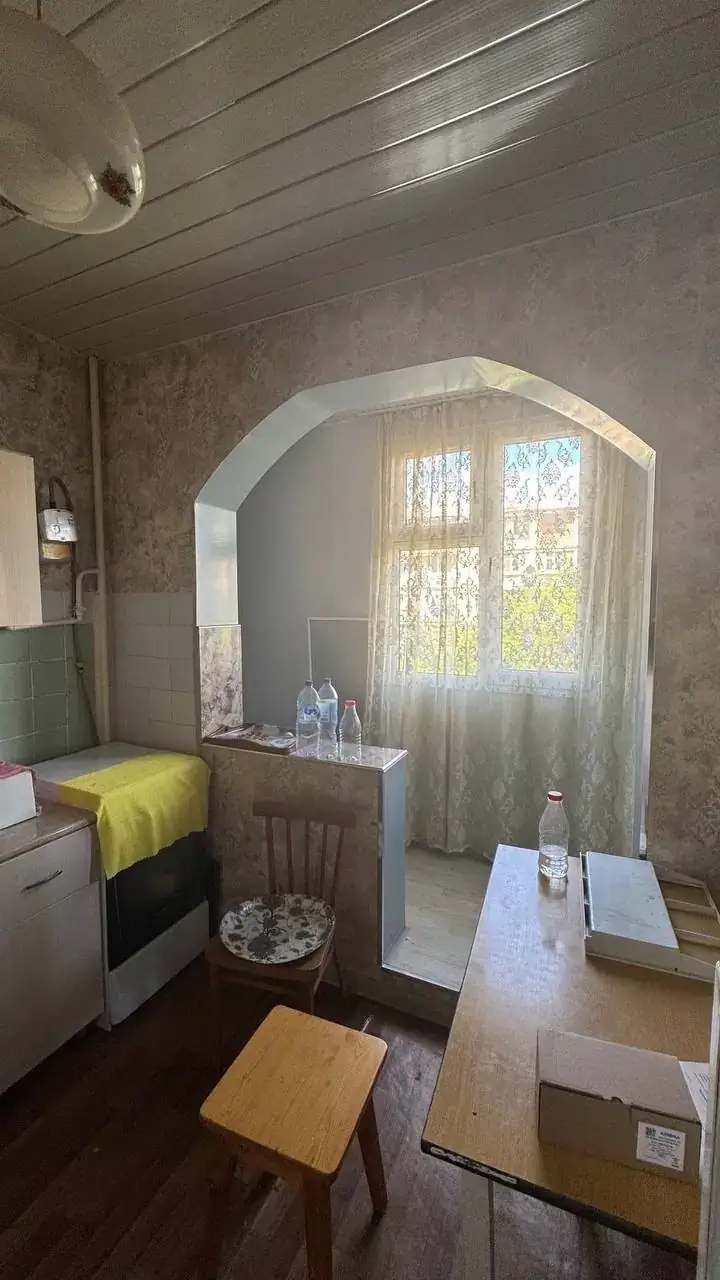 Продается 1-комнатная квартира − 42 м²