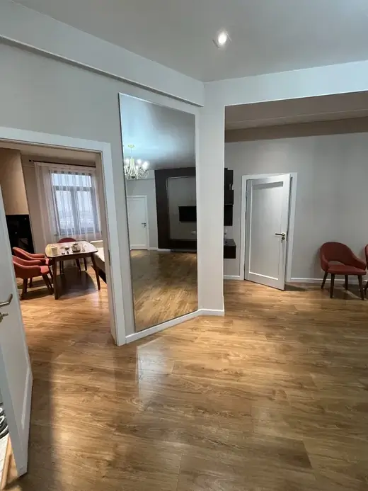 4 xonali kvartira sotiladi − 130 m²