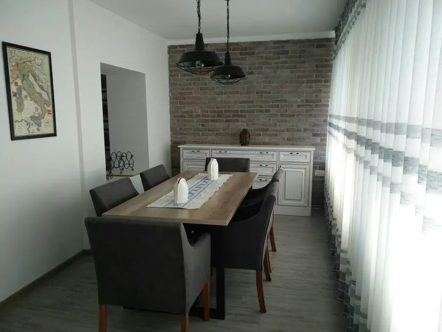 Продается 4-комнатная квартира − 182 м²