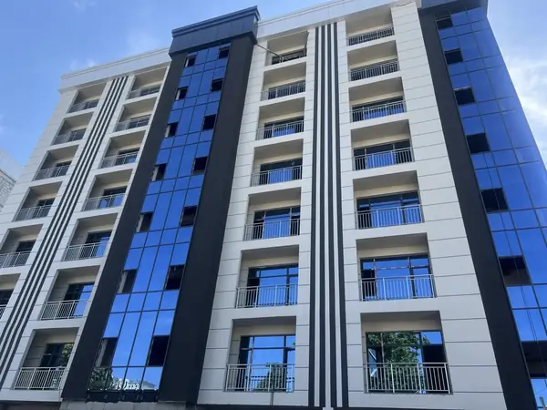 Ofis − 14000 m², 1/8 qavat