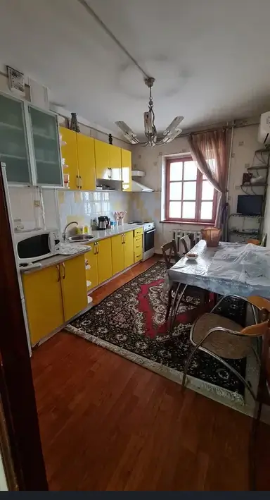 4 xonali kvartira sotiladi − 100 m²