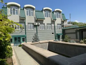 3 qavatli uy − 400 m², 7 sot.