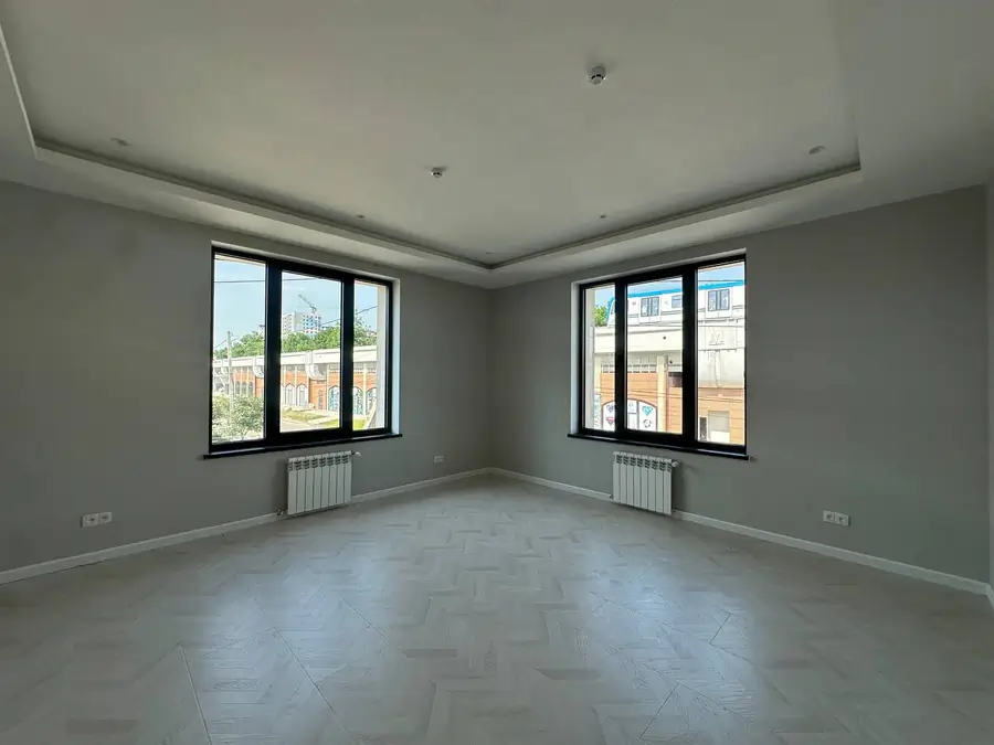 Ofis sotiladi − 1000 m²