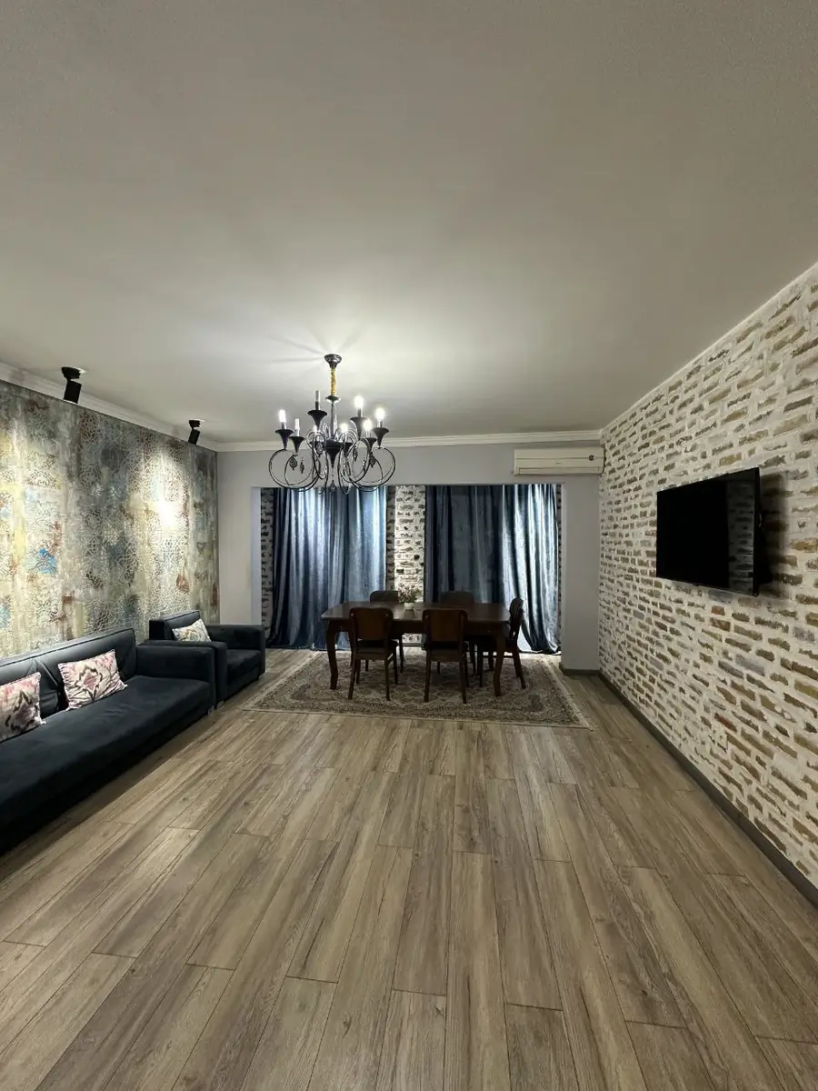 4 xonali kvartira sotiladi − 96 m²