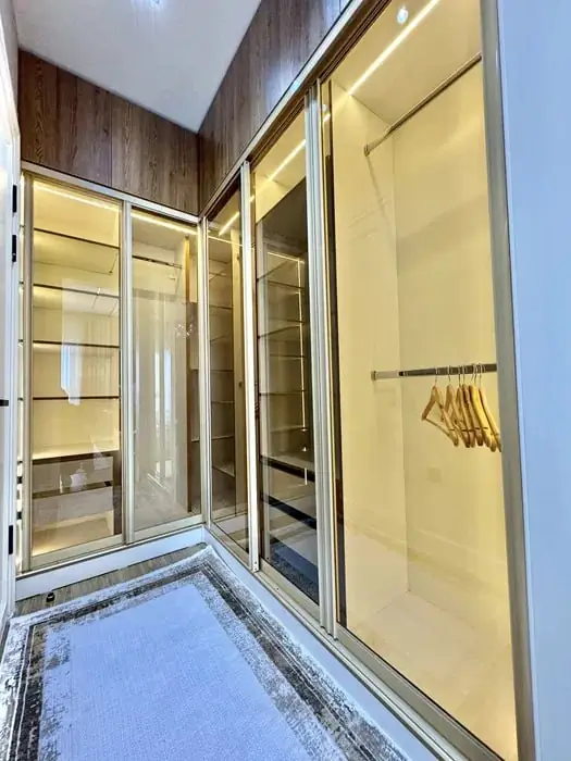 Сдается 4-комнатная квартира − 230 м²