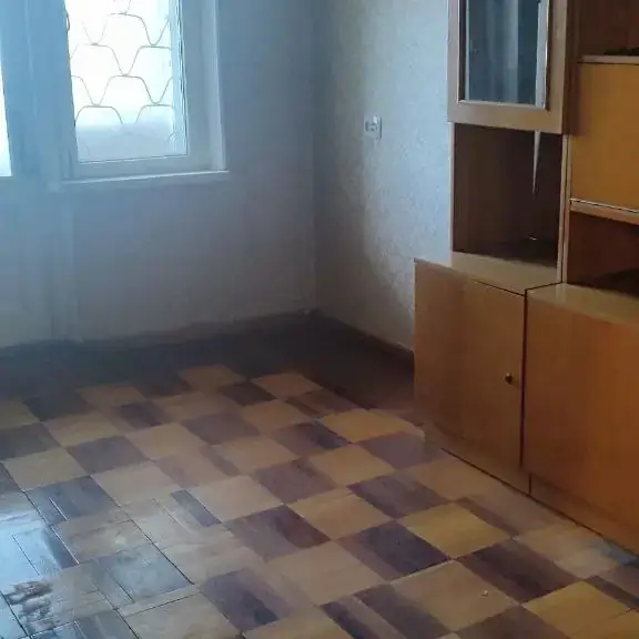 Продается 4-комнатная квартира − 80 м²