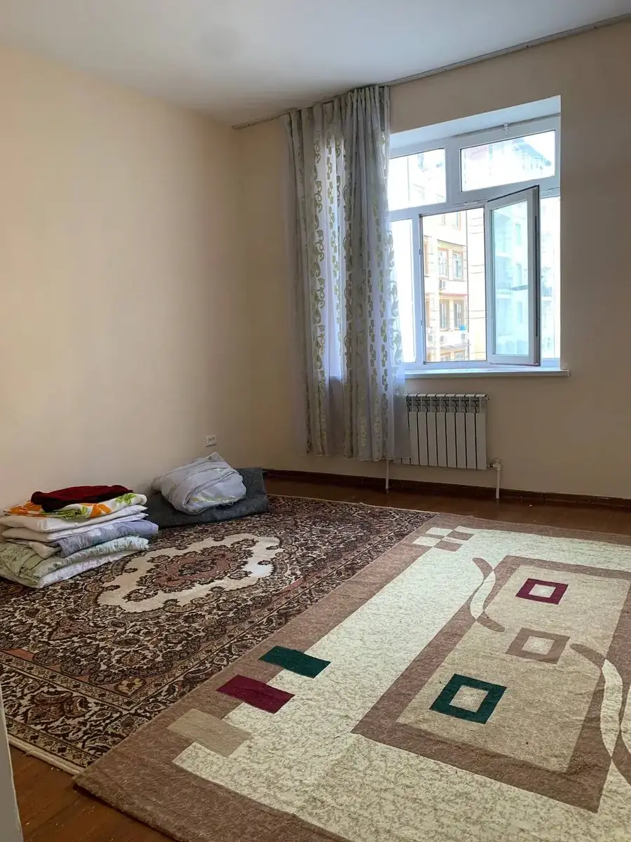 Продается 1-комнатная квартира − 42 м²