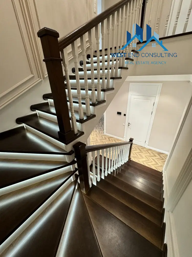 Ijaraga 3 qavatli uy − 470 m²