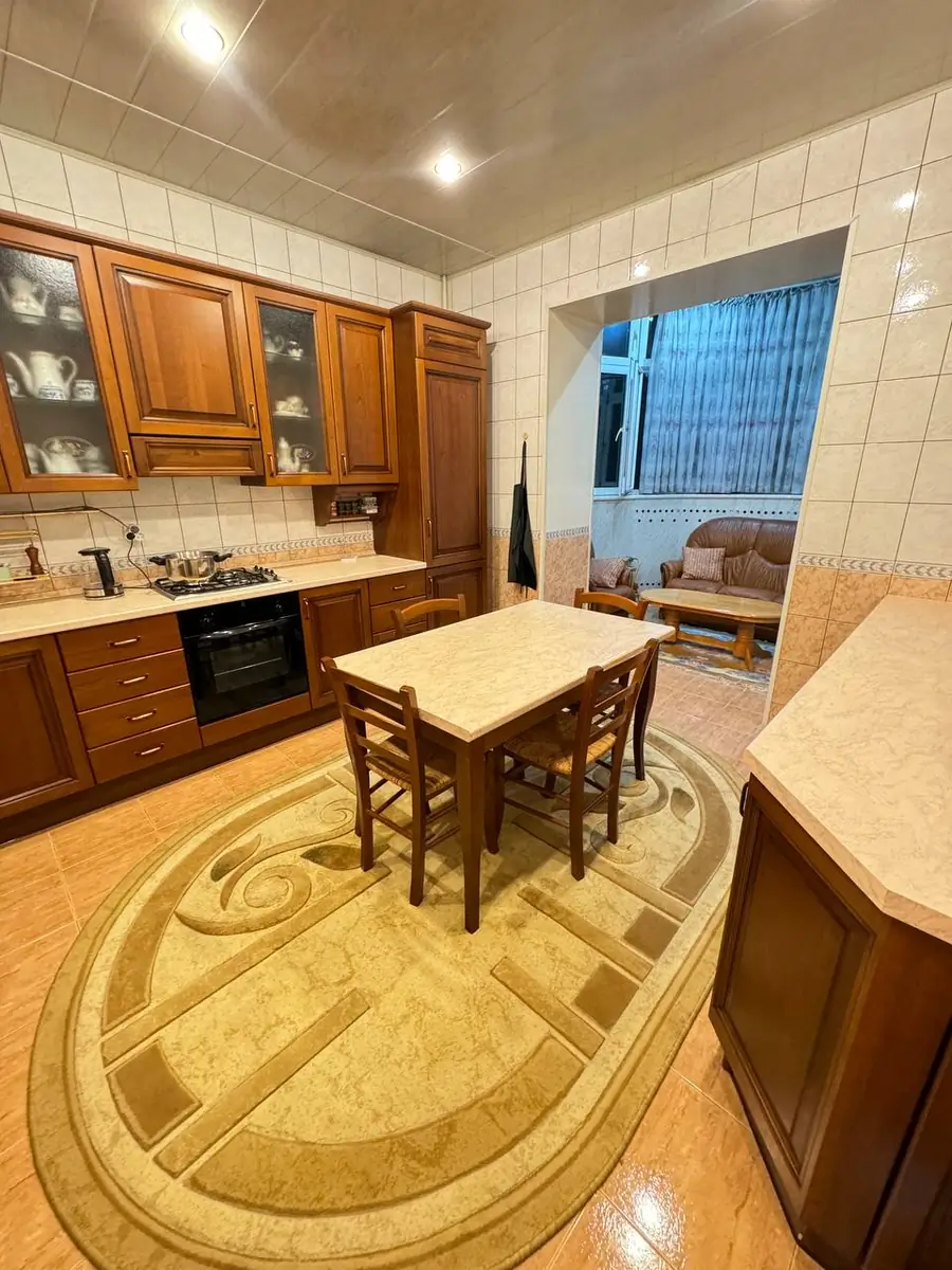 Продается 3-комнатная квартира − 140 м²