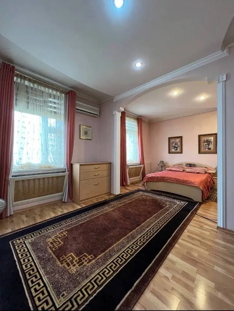 Сдается 3-комнатная квартира − 160 м²