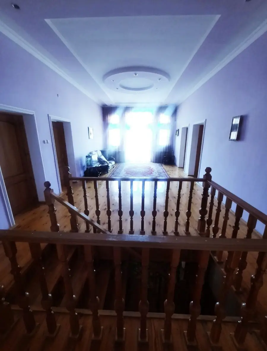 3 qavatli uy sotiladi − 600 m²
