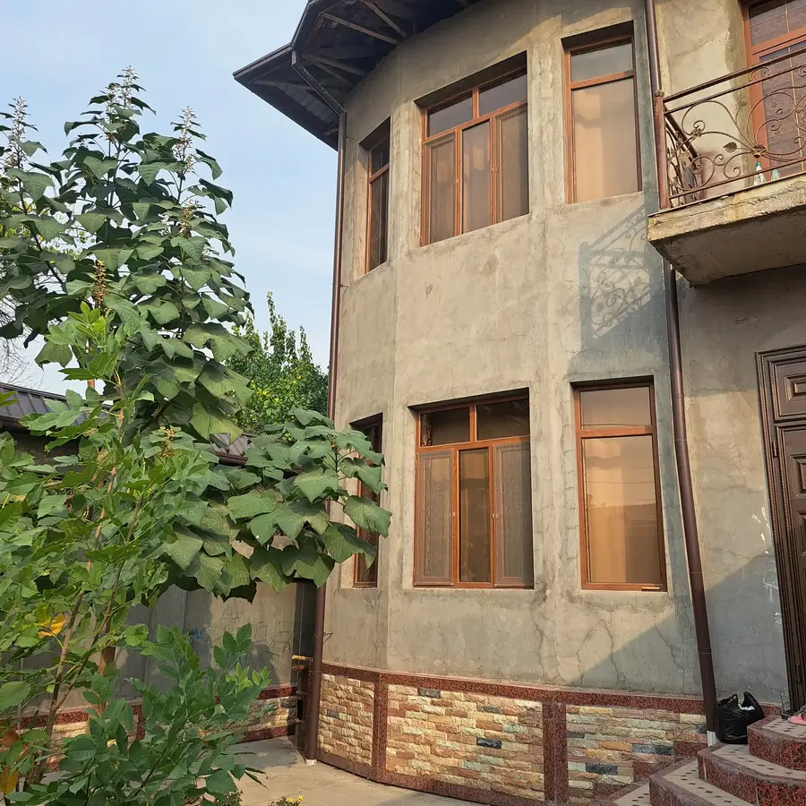 3 qavatli uy sotiladi − 205 m²