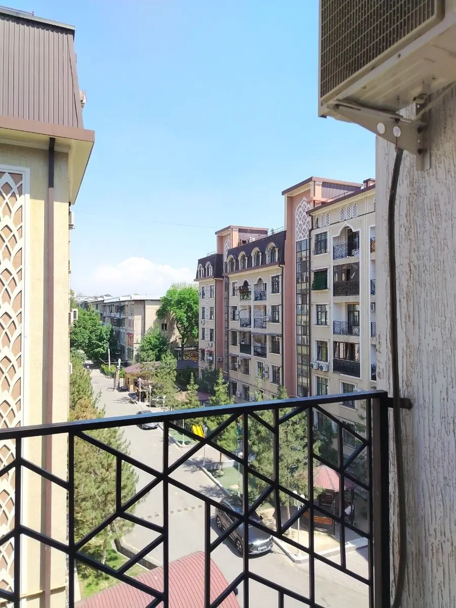 Продается 4-комнатная квартира − 107 м²