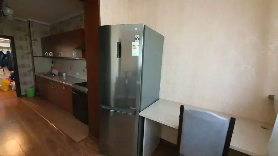 4 xonali kvartira sotiladi − 100 m²