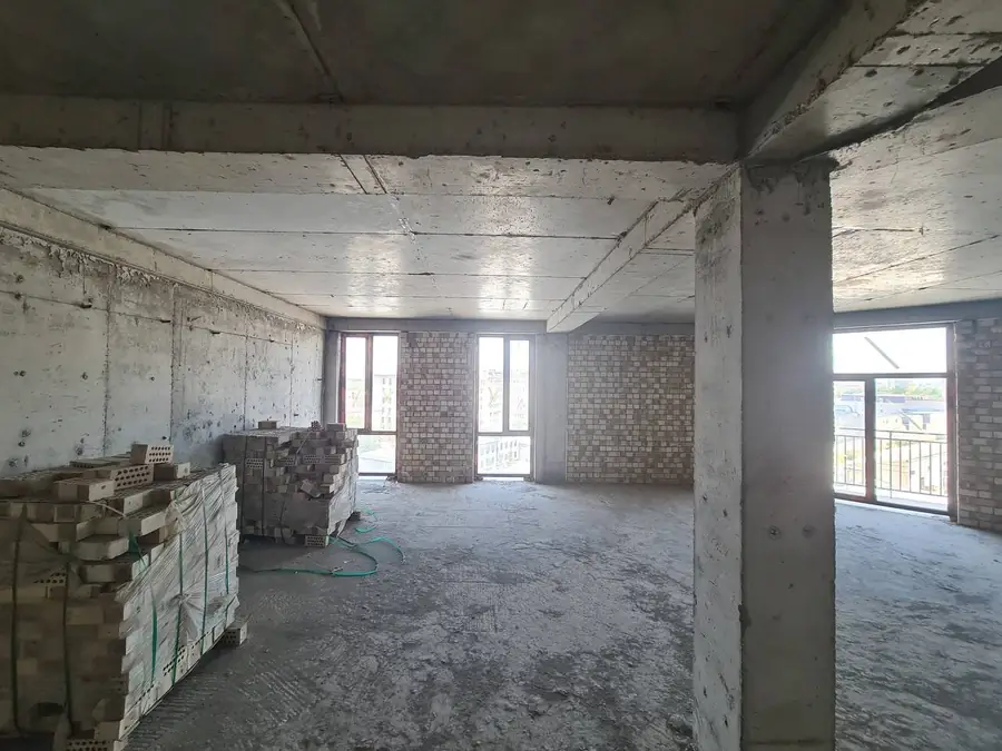 Более 5 xonali kvartira sotiladi − 200 m²