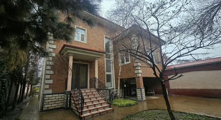2 qavatli uy sotiladi − 350 m²