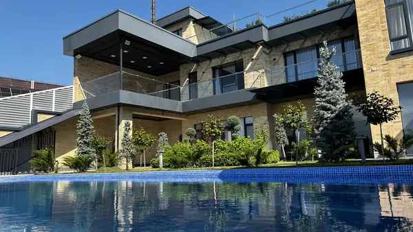 4-этажный дом − 650 м², 15 сот.