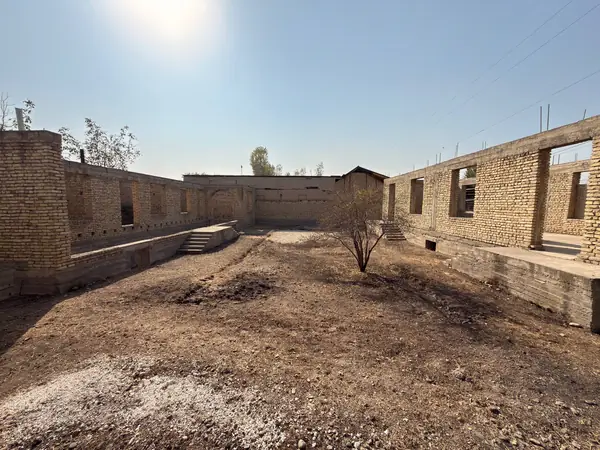 1-этажный дом − 950 м², 9.5 сот.