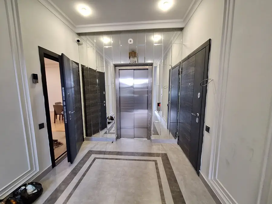 Продается Более 5-комнатная квартира − 175 м²