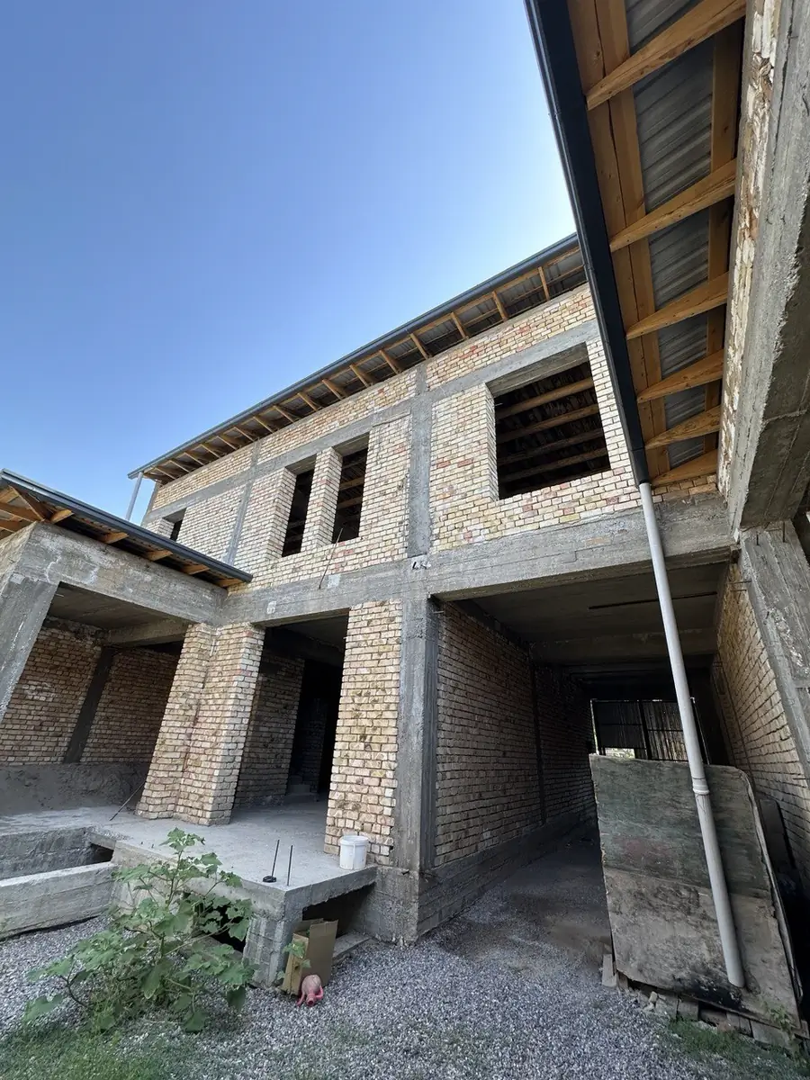 3 qavatli uy sotiladi − 440 m²