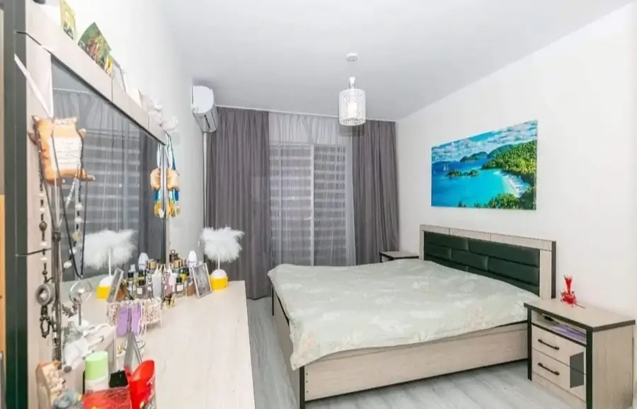 Продается 3-комнатная квартира − 76 м²