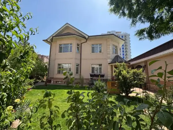 3 qavatli uy sotiladi − 520 m²