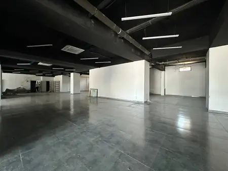 Savdo-sotiq maydoni − 700 m², 1/7 qavat