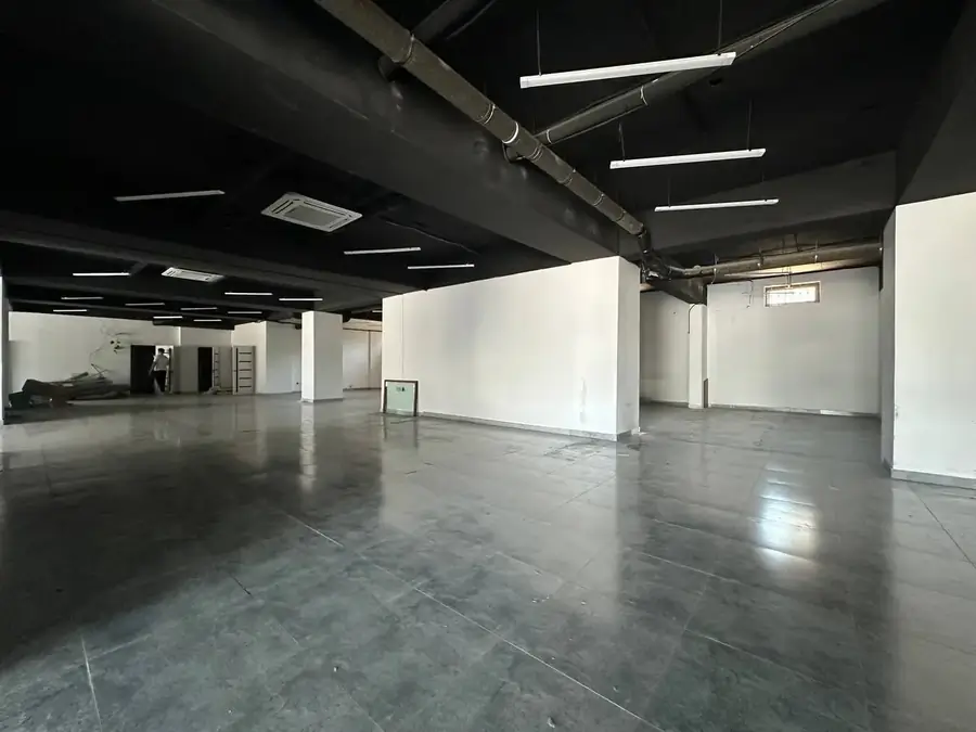 Ijaraga savdo-sotiq maydoni − 700 m²