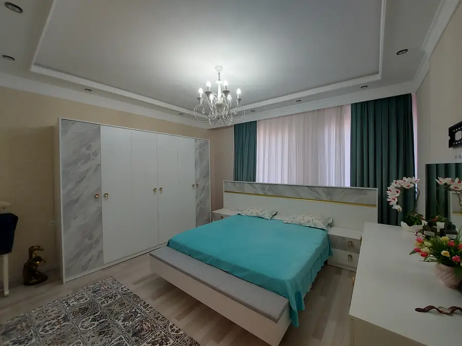 Продается 4-комнатная квартира − 164 м²