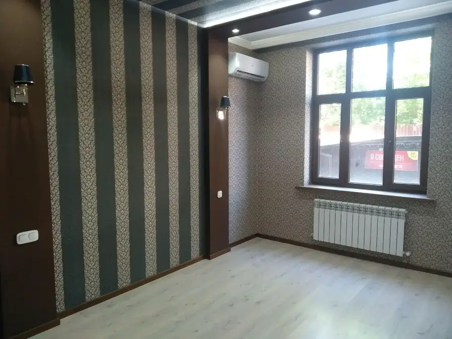 Продается Более 5-комнатная квартира − 200 м²