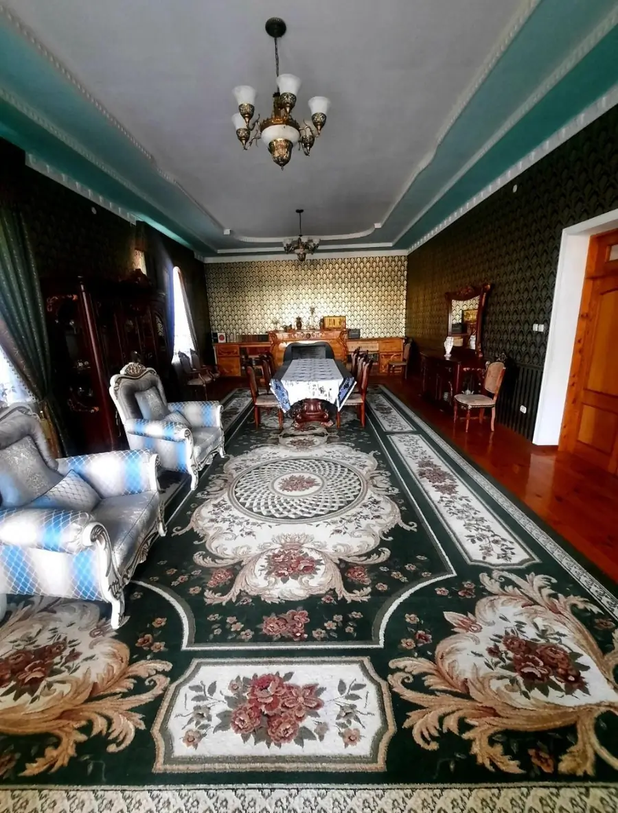 3 qavatli uy sotiladi − 600 m²