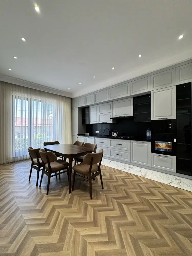 Ijaraga 3 qavatli uy − 470 m²