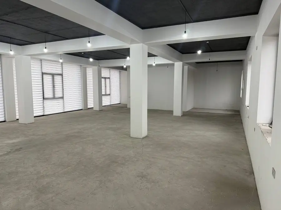 Ijaraga ofis − 800 m²