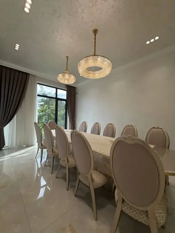 2-этажный дом − 500 м², 14 сот.