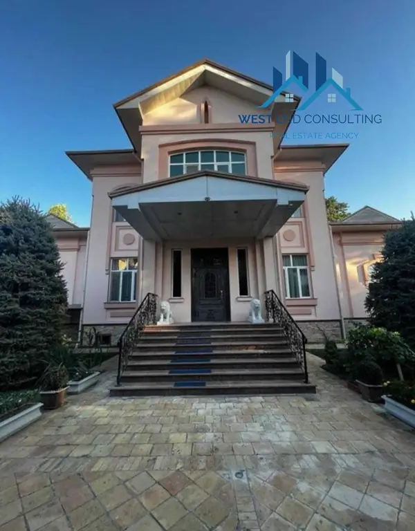 2-этажный дом − 850 м², 14 сот.