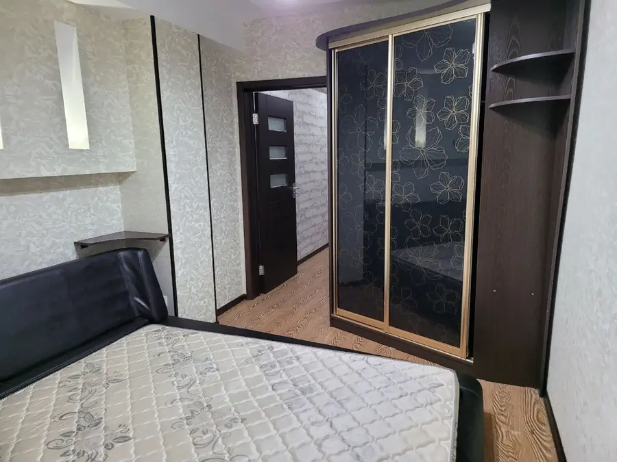 Сдается 4-комнатная квартира − 100 м²