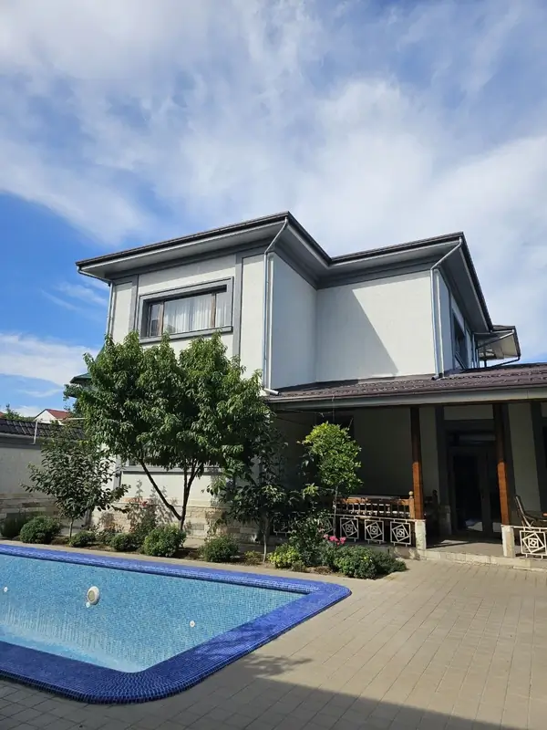 Ijaraga 2 qavatli uy − 250 m²