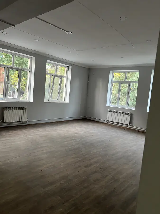 Ijaraga ofis − 200 m²