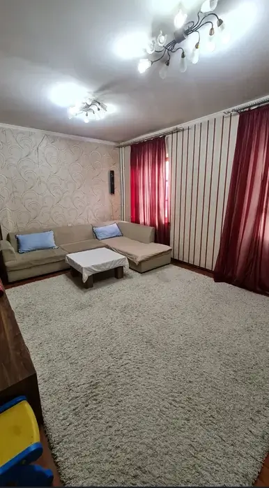 4 xonali kvartira sotiladi − 100 m²