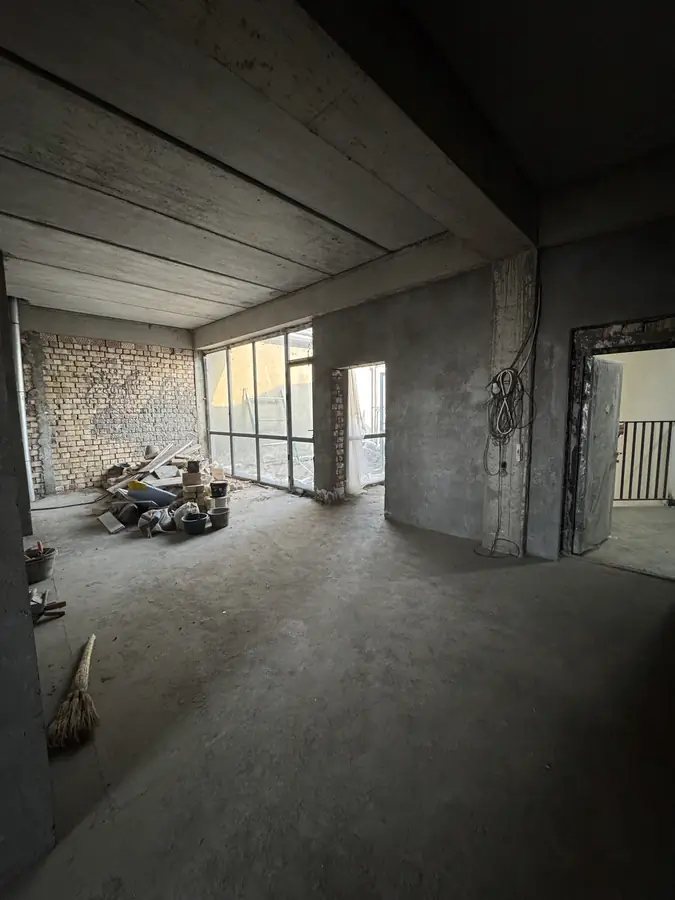 Продается Более 5-комнатная квартира − 157 м²