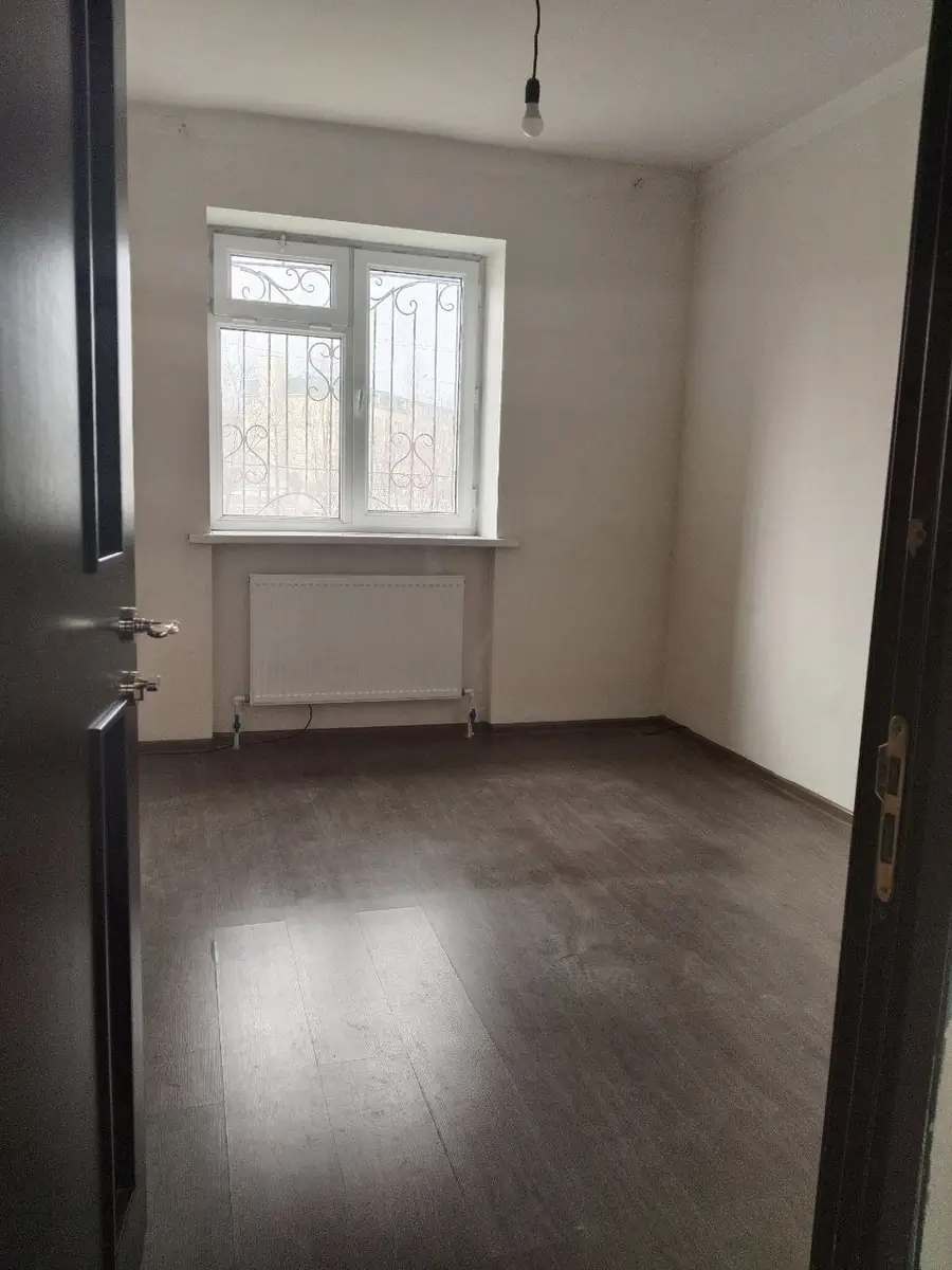 Продается 3-комнатная квартира − 56 м²