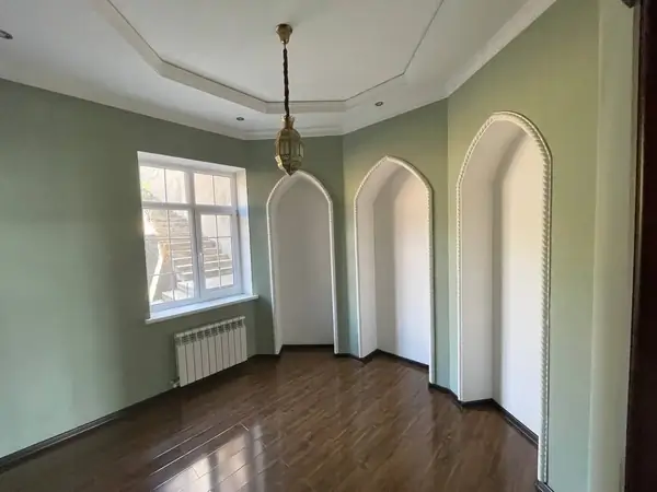 3 qavatli uy − 400 m², 7 sot. 