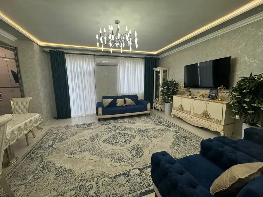 Продается 4-комнатная квартира − 208 м²