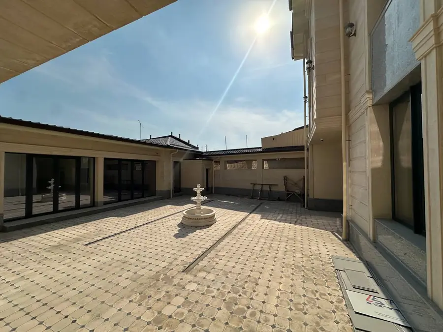 Ofis sotiladi − 1000 m²
